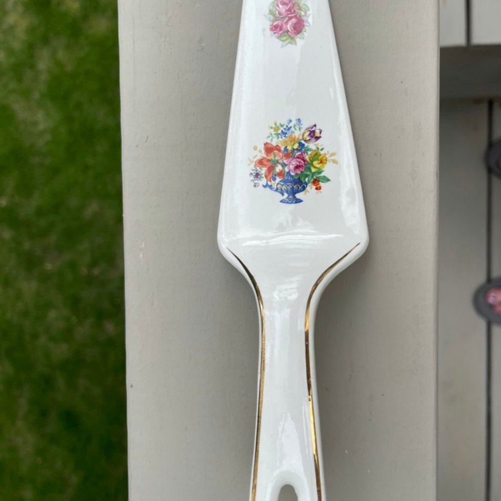 Beautiful Vintage Porcelain Pie/Cake Server